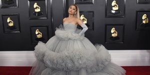 Η Αριάνα Γκράντε με τουαλέτα