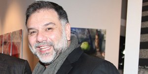 Ο Γρηγόρης Αρναούτογλου χαμογελαστός