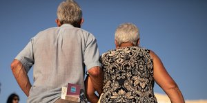 Δύο ηλικιωμένοι αγκαζέ στο Σύνταγμα απέναντι από τη Βουλή