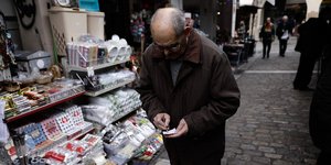 Συνταξιούχος περπατά στο δρόμο