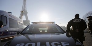 Αστυνομικοί και περιπολικό μπροστά στον Πύργο του Άιφελ στο Παρίσι