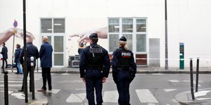 Αστυνομικοί σε δρόμο του Παρισιού στη Γαλλία