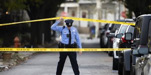 Αστυνομικός πίσω από κορδέλα της αστυνομία στη Φιλαδέλφεια των ΗΠΑ