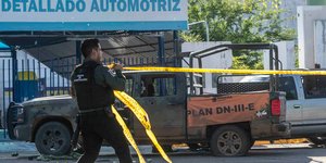 Αστυνομικός ξετυλίγει κορδέλα στο Μεξικό