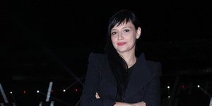 H Aθηναϊς Νέγκα με λευκή φούστα και μαύρο σακάκι