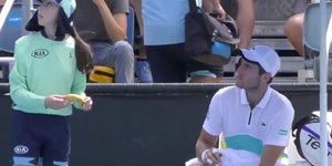 Australian Open τενίστας ζητά ball girl ξεφλουδίσει μπανάνα