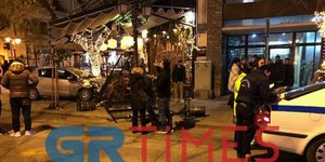 Αστυνομικός γράφει για αυτοκίνητο που έπεσε σε καφετέρια