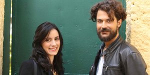 Η Έφη Ρασιά (Βάλια) και ο Απόστολος Καμιτσάκης (Δημήτριος) σε σκηνή από το «Καφέ της Χαράς»