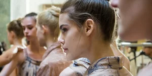 Γυναίκα με φυσικό λουκ κοιτάζει αριστερά