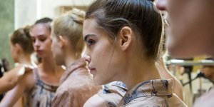 Γυναίκα με φυσικό λουκ κοιτάζει αριστερά