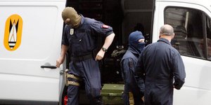 Βέλγοι άνδρες της αστυνομίας της αντιτρομοκρατικής υπηρεσίας με κουκούλες