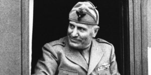 Ασπρόμαυρη εικόνα του δικτάτορα της Ιταλίας Μπενίτο Μουσολίνι