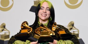 Η Billie Eilish ποζάρει με τα βραβεία της στα Grammy 2020