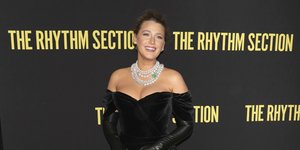 Η Μπλέικ Λάιβλι με στράπλες φόρεμα μαύρο και κολιέ στο λαιμό 