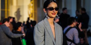 γυναίκα με σακάκι και γυαλιά ηλίου στην εβδομάδα μόδας