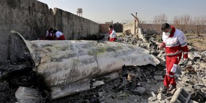 Τα συντρίμμια του Boeing των ουκρανικών αερογραμμών στο Ιράν