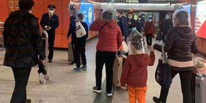 Επιβάτες με πλαστικά μπουκάλια στο κεφάλι