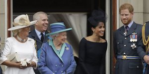 Η Καμίλα Πάρκερ Μπόουλς πλάι στη Βασίλισσα Ελισάβετ και τους Μέγκαν Μαρκλ και πρίγκιπα Χάρι