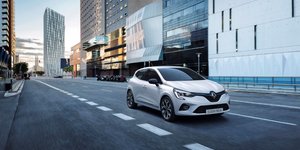 Με υβριδική τεχνολογία τα Renault Clio και Capture