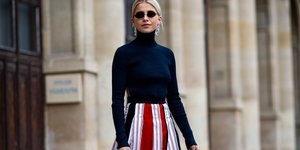 γυναίκα περπατά με μαύρο ζιβάγκο στην εβδομάδα μόδας