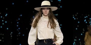 μοντέλο με φούστα και πουκάμισο στην πασαρέλα της Celine