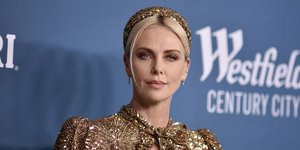 Η Σαρλίζ Θερόν με χρυσή στέκα