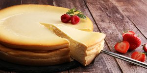 cheesecake σε τραπέζι