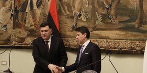 Συνάντηση Τζουζέπε Κόντε με τον Φαγιέζ Αλ Σάρατζ της κυβέρνησης της Λιβύης