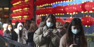 Πολίτες με μάσκες προκειμένου να προστατευτούν από τον κοροναϊό