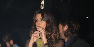 Η Δανάη Παππά πίνει το ποτό της και φορά δερμάτινο παντελόνι 