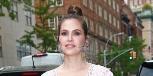 Ντάσα Ζούκοβα με ροζ φόρεμα 