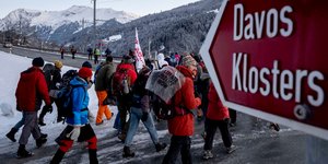 Διαδηλωτές οδεύουν προς το Νταβός της Ελβετίας