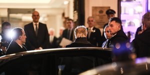 Εφτασε στην Αθήνα ο Χαφτάρ -Οι πρώτες εικόνες από την ιδιωτική συνάντηση με Δένδια