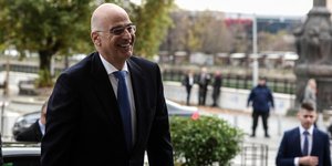 Ο Νίκος Δένδιας χαμογελαστός