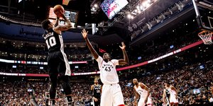 Ο Ντερόζαν σουτάρει μπροστά σε αντίπαλο του Τορόντο