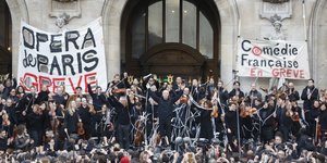 Διαδηλωτές απεργούν κατά της συνταξιοδοτικής μεταρρύθμισης στη Γαλλία