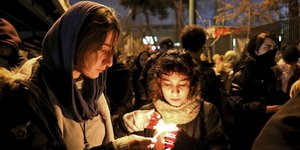 Διαδηλωτές με κεριά μετά την αποκάλυψη πως το Ιράν κατέρριψε το Boeing
