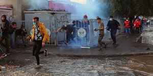 Διαδηλωτές σε συγκρούσεις με τις Αρχές στο Ιράκ