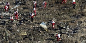 Διασώστες στο σημείο όπου συνετρίβη το Boeing των ουκρανικών αερογραμμών στο Ιράν