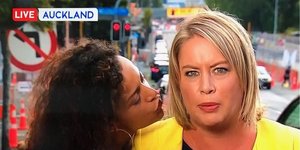 Γυναίκα σκύβει να φιλήσει ρεπόρτερ που είναι σε ζωντανή σύνδεση