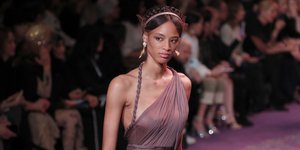 μοντέλο περπατά στο σόου Haute Couture 2020 του Dior 
