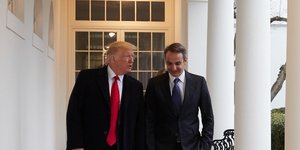 Ο Ντόναλντ Τραμπ με τον Κυριάκο Μητσοτάκη περπατούν