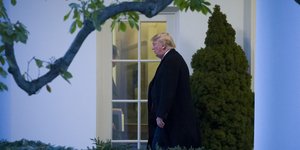 Ο Ντόναλντ Τραμπ περπαυά σκυφτός στον Λευκό Οίκο