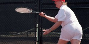 Ο Ντόναλντ Τραμπ παίζει τένις