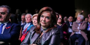 Η Ντόρα Μπακογιάννη καθιστή σε εκδήλωση