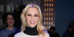 H Ντορέττα Παπαδημητρίου με πουλόβερ και μαύρο παντελόνι