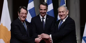 Αναστασιάδης-Μητσοτάκης-Νετανιάχου ενώνουν τα χέρια πριν την υπογραφή του EastMed