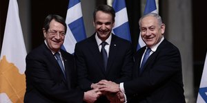 Αναστασιάδης-Μητσοτάκης-Νετανιάχου ενώνουν τα χέρια πριν την υπογραφή του EastMed