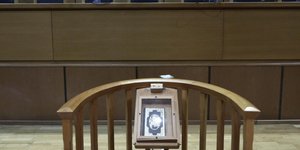 Εικόνα από το εσωτερικό δικαστικής αίθουσας και του βήματος των μαρτύρων