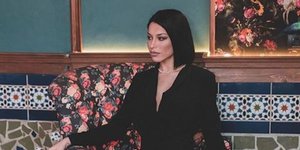 Η Ειρήνη Στεριανού ποζάρει καθιστή σε πολυθρόνα